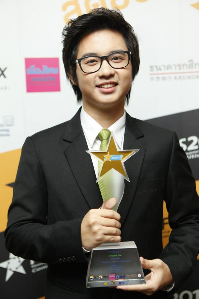 อ.ท๊อป ถือถ้วยรางวัล K-Expert Star จาก Young Financial Star Competition 2013