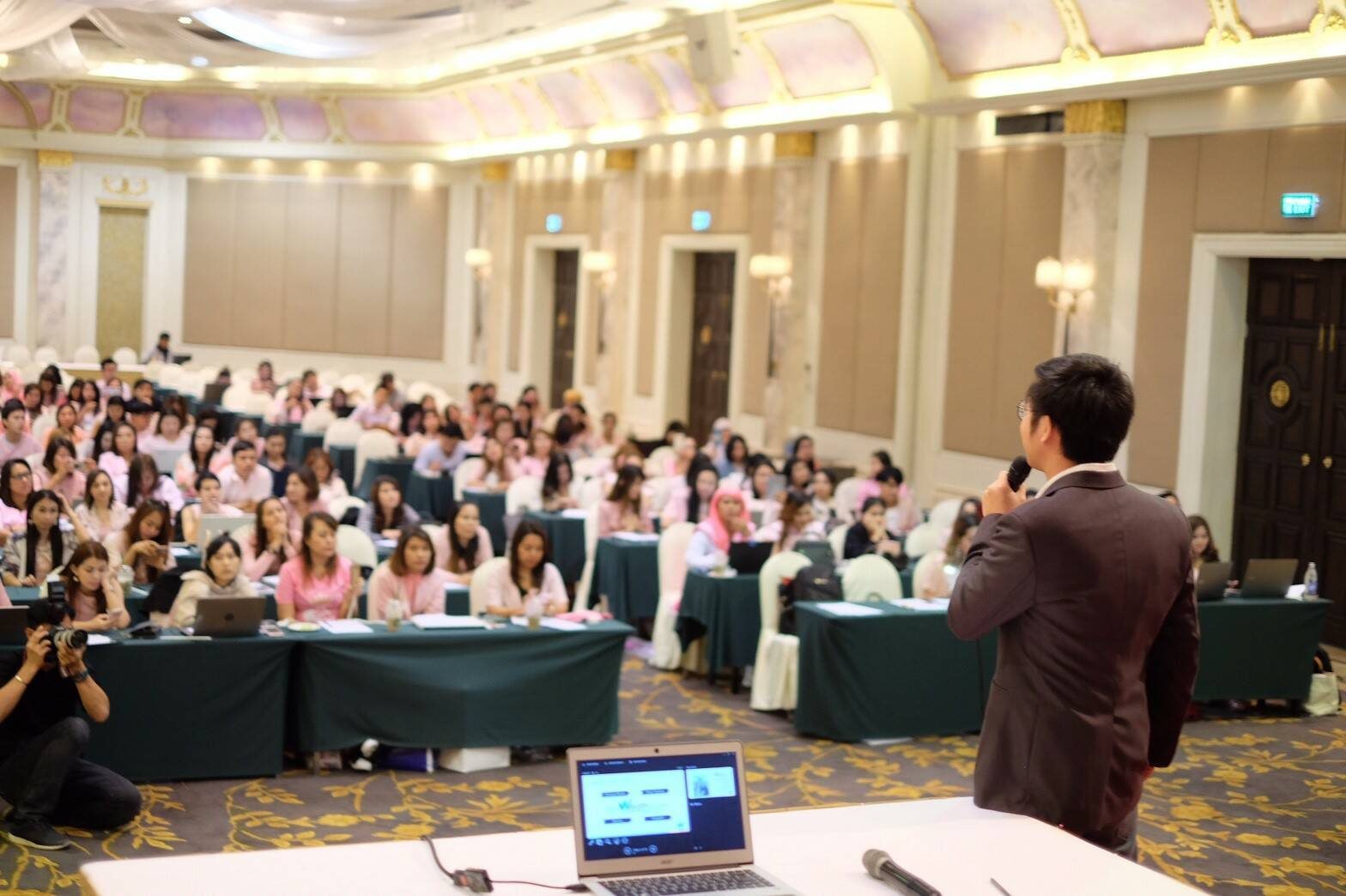 อ.ท๊อป บรรยายให้พนักงานองค์กรในห้องสัมมนาขนาดใหญ่